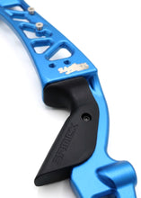 Load image into Gallery viewer, Samick 25" Kronos CNC Recurve Riser / Right Hand